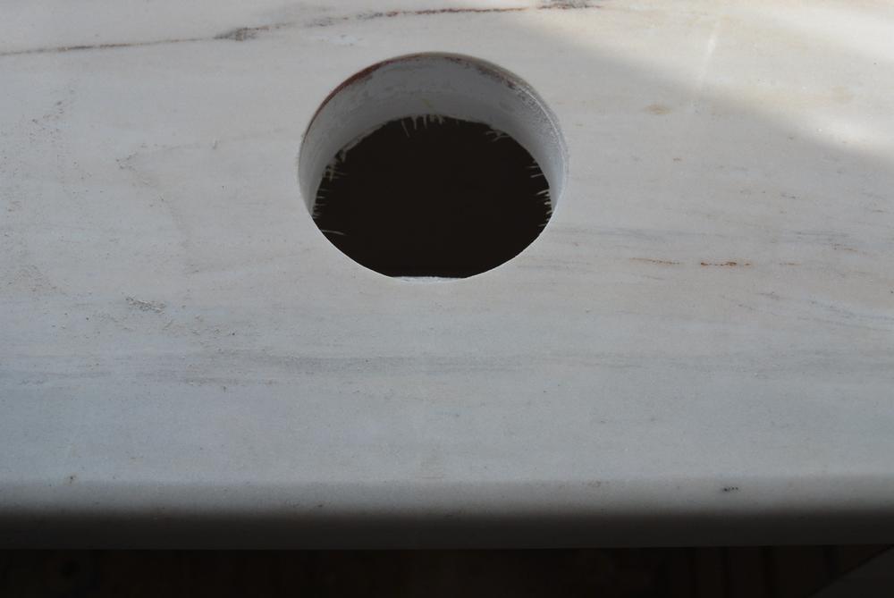 Подоконник из итальянского мрамора Palissandro Calssico, выполнен с отверстиями для вентиляции теплого воздуха