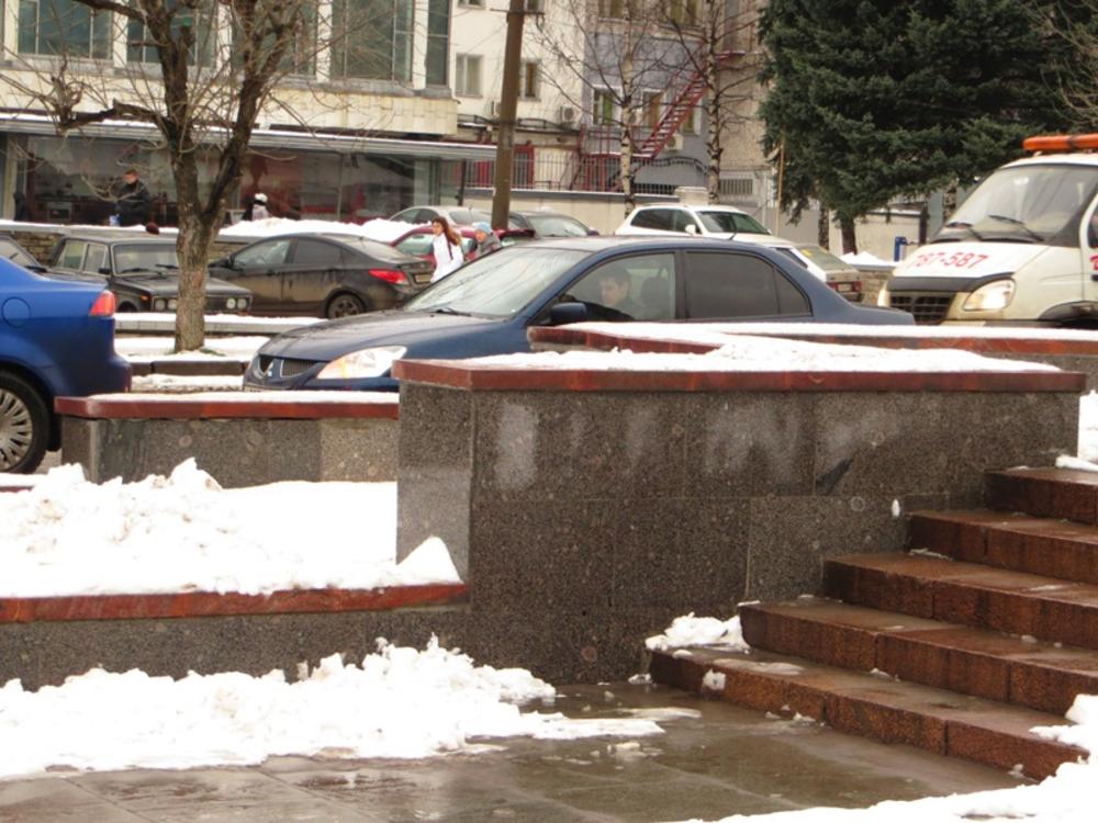 Памятник г.Киров , облицовка парапетов и стен.