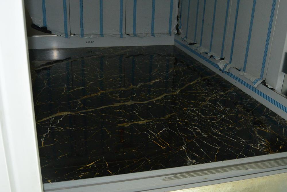 Мрамор на пол в лифт из итальянского мрамора Nero Portoro Gold