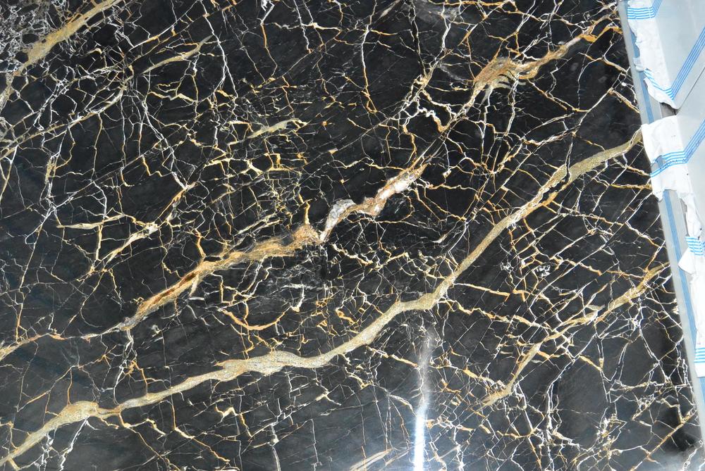 Мрамор на пол в лифт из итальянского мрамора Nero Portoro Gold