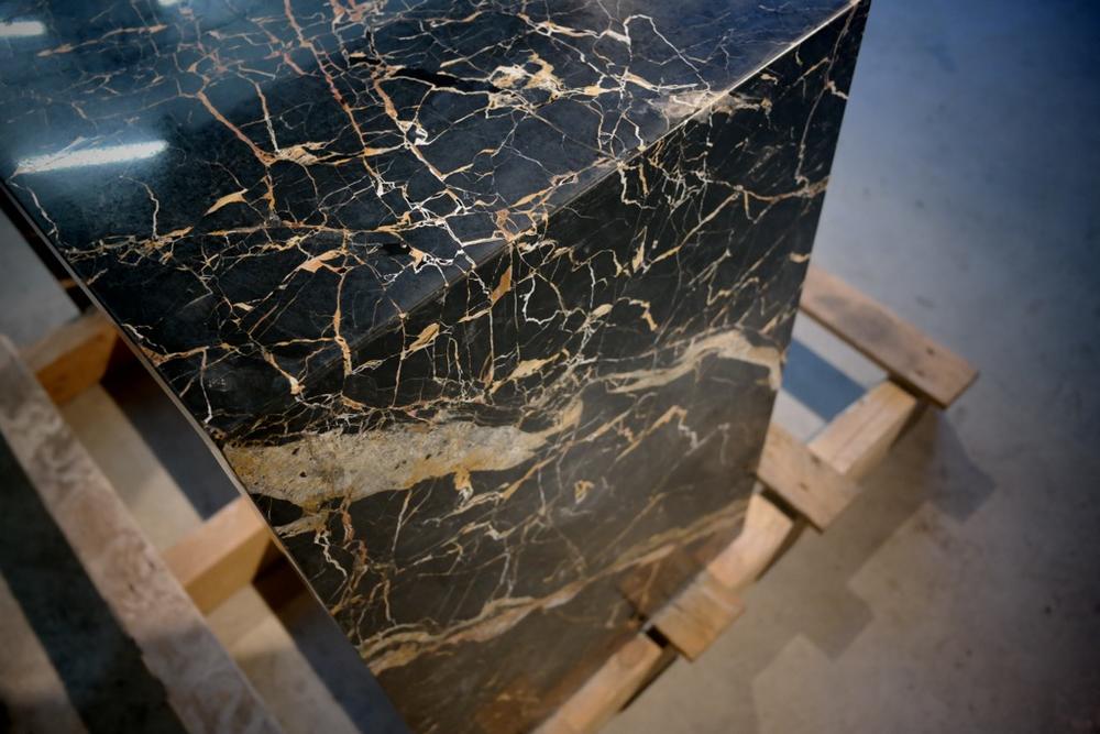 Стол из мрамора Portoro Gold выполнен в рисунок с подклейкой ,толщина 40мм, усиленный