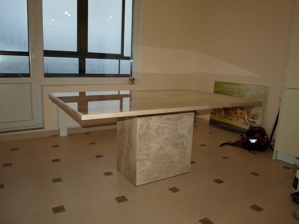 Столешница из испанского мрамора Crema Marfil Extra и кухонный стол из итальянского мрамора Breccia Sardo