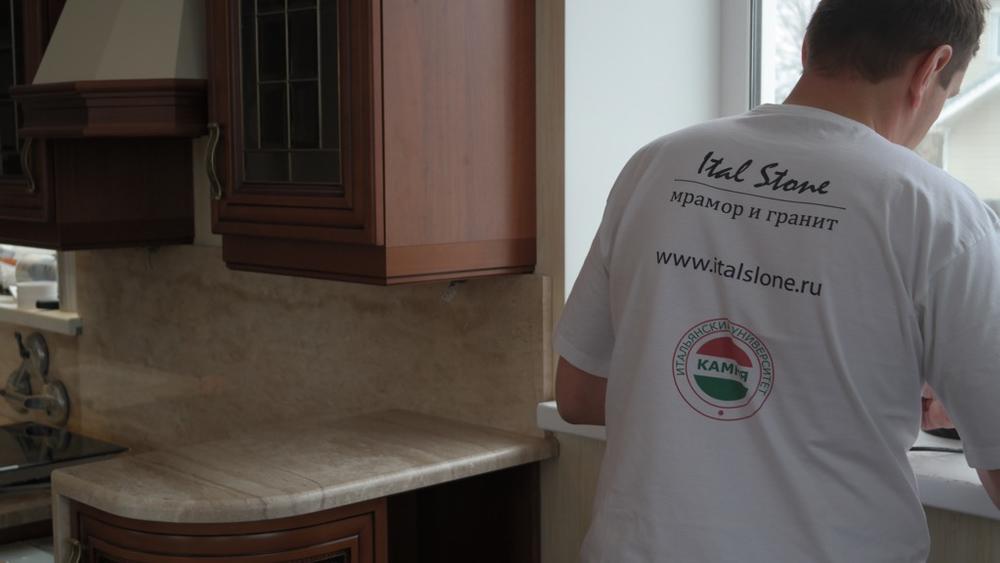 Столешница на кухню с фартуком из итальянского мрамора Breccia Sardo