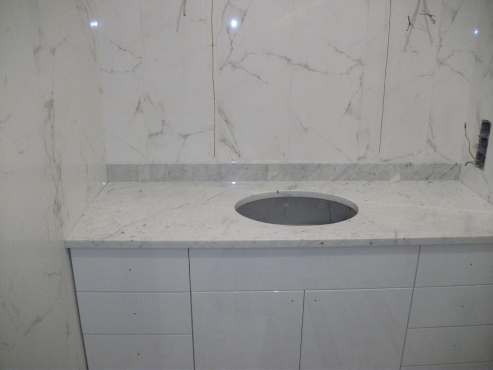 Столешница в ванную из мрамора Bianco Carrara Extra