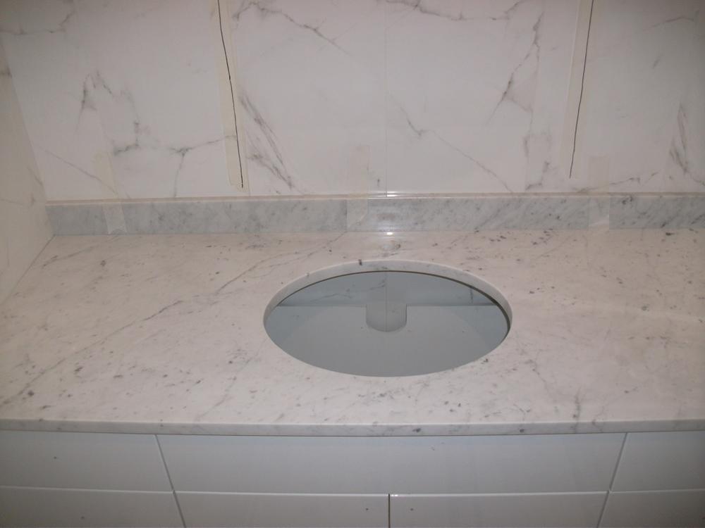 Столешница в ванную из мрамора Bianco Carrara Extra