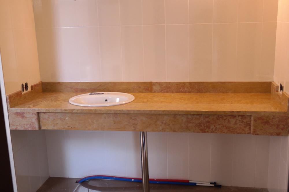 Столешница в ванную из итальянского мрамора Giallo Reale Rosato с подклейкой и плинтусом