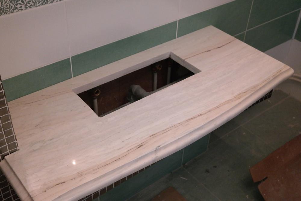 Столешница в ванную из итальянского мрамора Palissandro Classico
