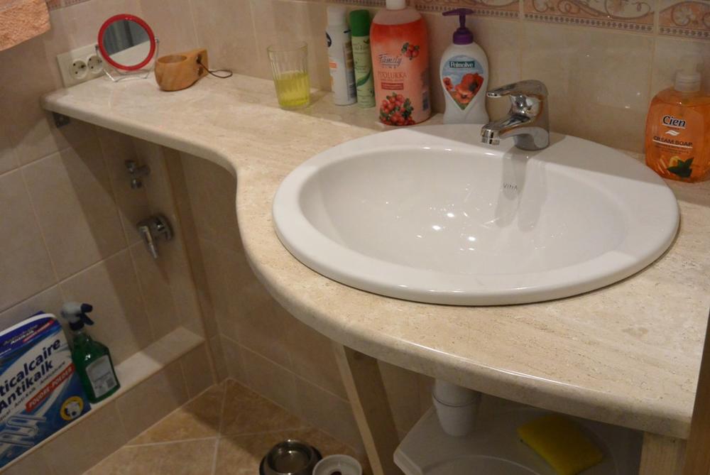 Столешница в ванную из итальянского мрамора Breccia Sardo выполнена по шаблону