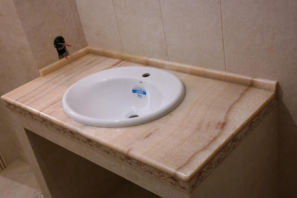 Столешница в ванную из медового оникса