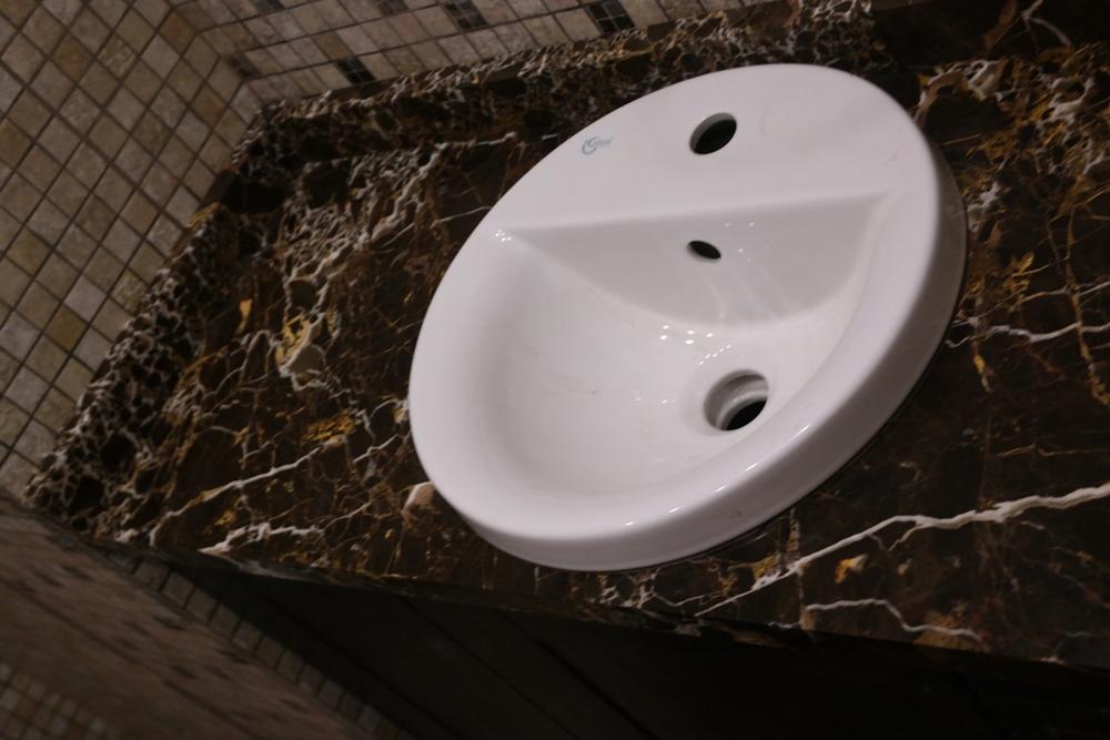 Столешница в ванную из мрамора Emperador Gold
