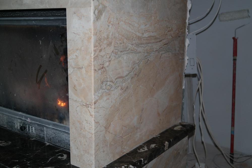 Облицовка камина из итальянского мрамора Breccia Oniciata и испанского мрамора Emperador