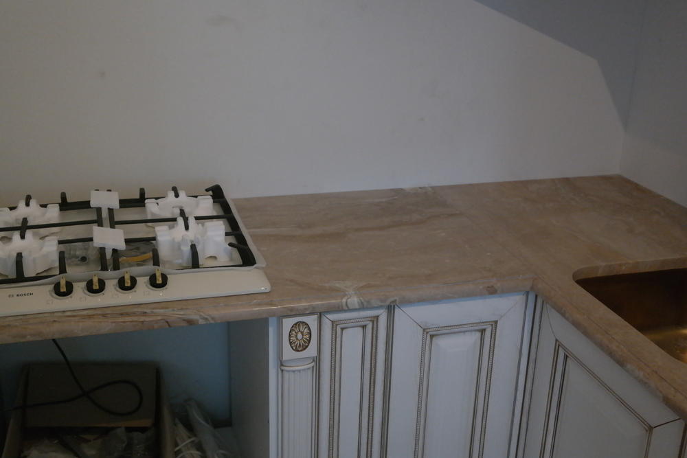 Столешница на кухню из мрамора Breccia Oniciata