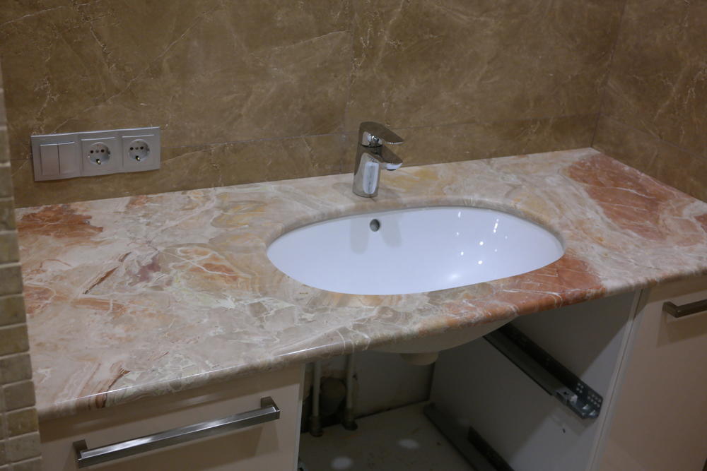 Столешница в ванную из мрамора Breccia Damascata