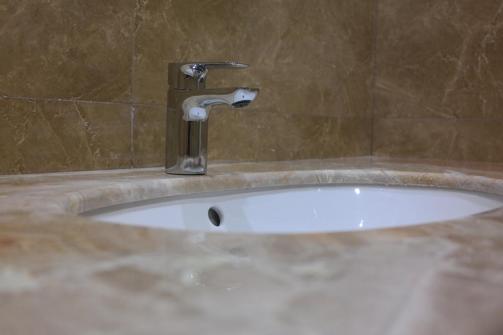 Столешница в ванную из мрамора Breccia Damascata