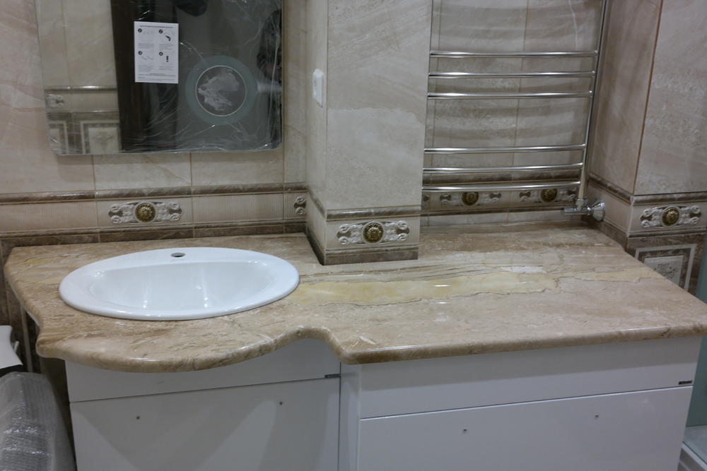 Столешница в ванную из мрамора Breccia Oniciata
