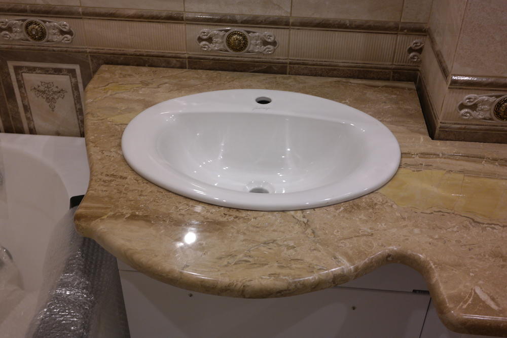 Столешница в ванную из мрамора Breccia Oniciata