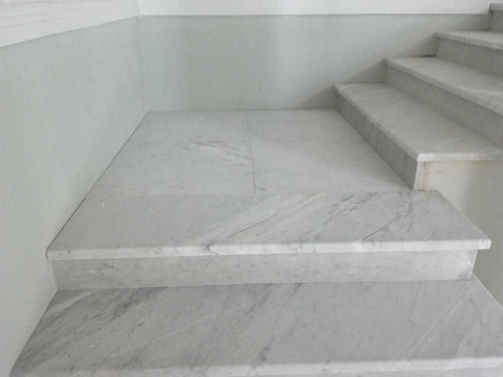Лестница из итальянского мрамора Bianco Carrara