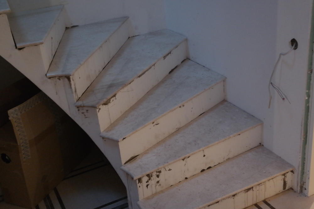 Лестница из итальянского мрамора Breccia Sardo 20мм