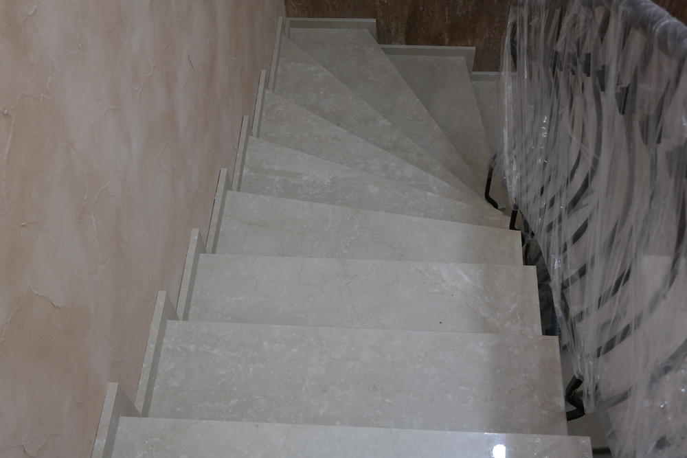 Лестница из мрамора Botticcino Semiclassico