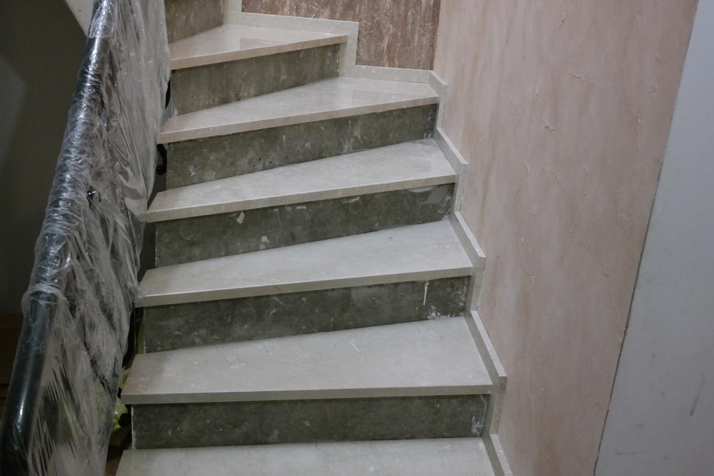 Лестница из мрамора Botticcino Semiclassico