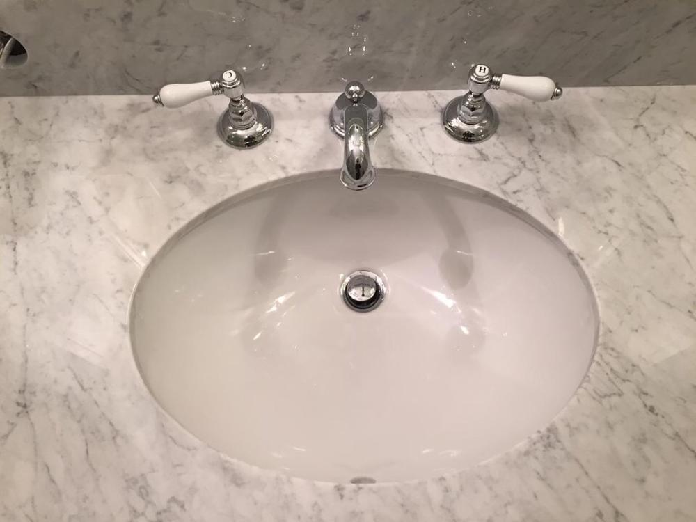 Столешница в ванную из мрамора Bianco Carrara