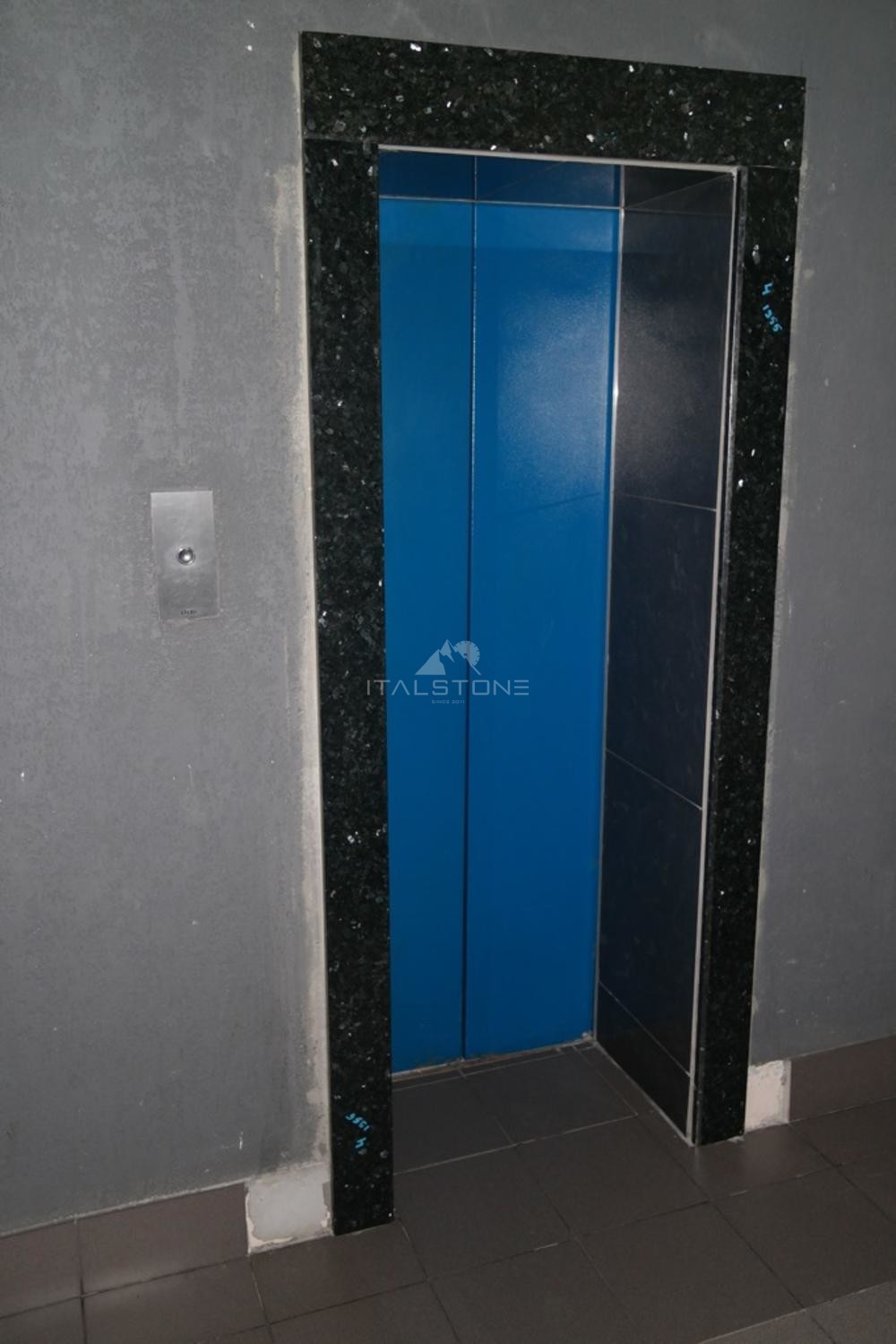 Лифтовые порталы в бизнес центр «Кварц» из норвежского гранита Labrador Emerald perl