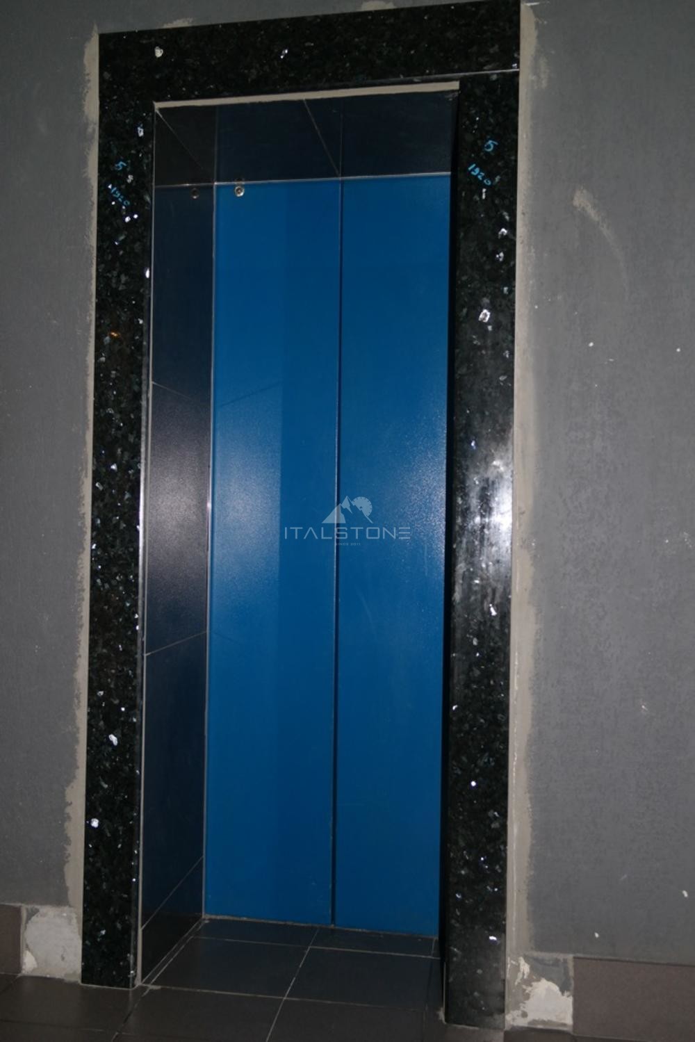 Лифтовые порталы в бизнес центр «Кварц» из норвежского гранита Labrador Emerald perl