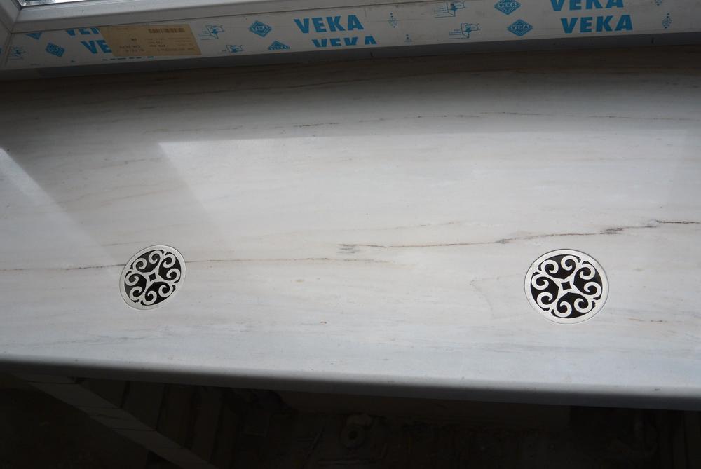 Подоконник из итальянского мрамора Palissandro Calssico, выполнен с отверстиями для вентиляции теплого воздуха