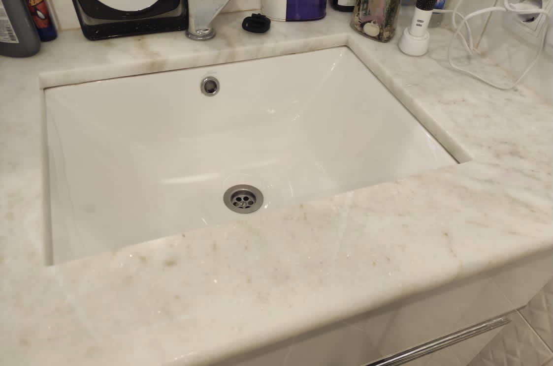 Столешница в ванную из мрамора Jura beige и Bianco Ibiza marble