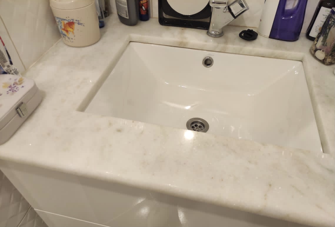 Столешница в ванную из мрамора Jura beige и Bianco Ibiza marble
