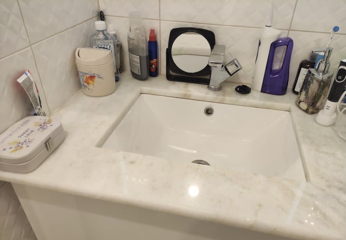 Столешница в ванную из мрамора «Jura Beige» и «Bianco Ibiza marble»