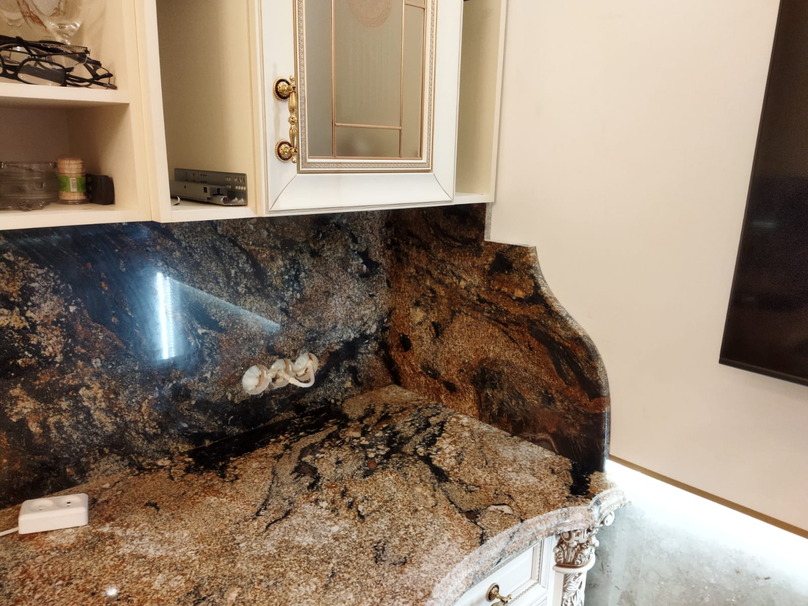 Столешница и фартук на кухню из гранита Magma Gold