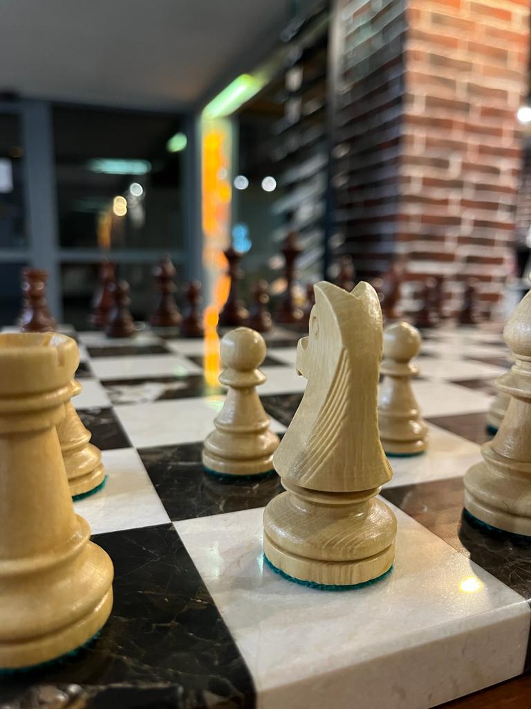 Шахматная доска из натурального мрамора «EMPERADOR EXTRA» и «CREMA MARFIL»